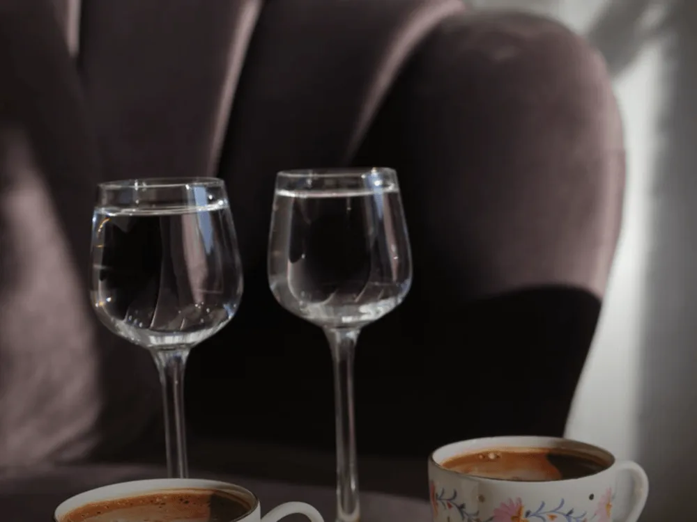 Café, vinho e cigarro: por que o sorriso perde o branco