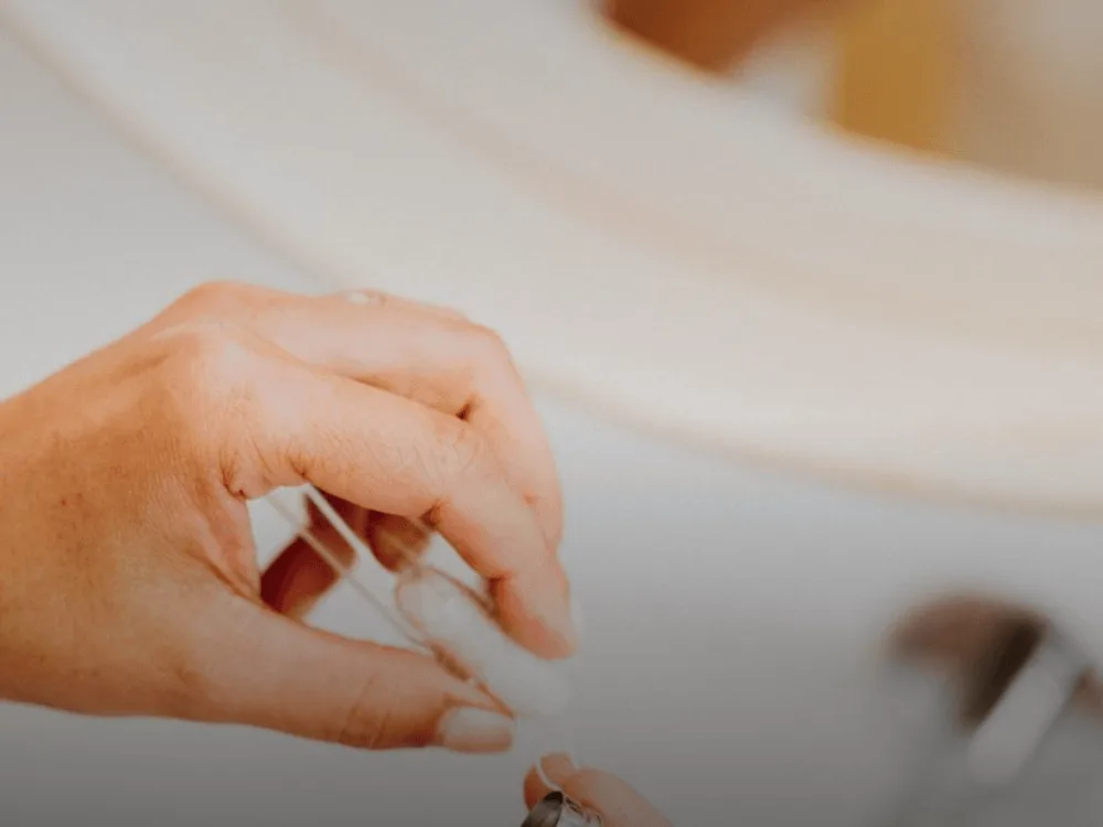 O fio dental limpa onde a escova não alcança