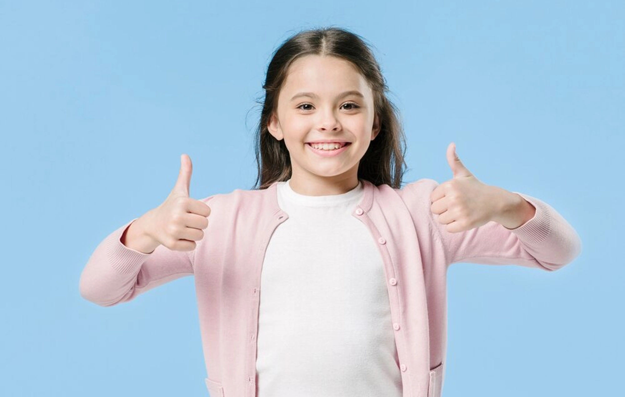 Menina sorrindo com os polegares para cima